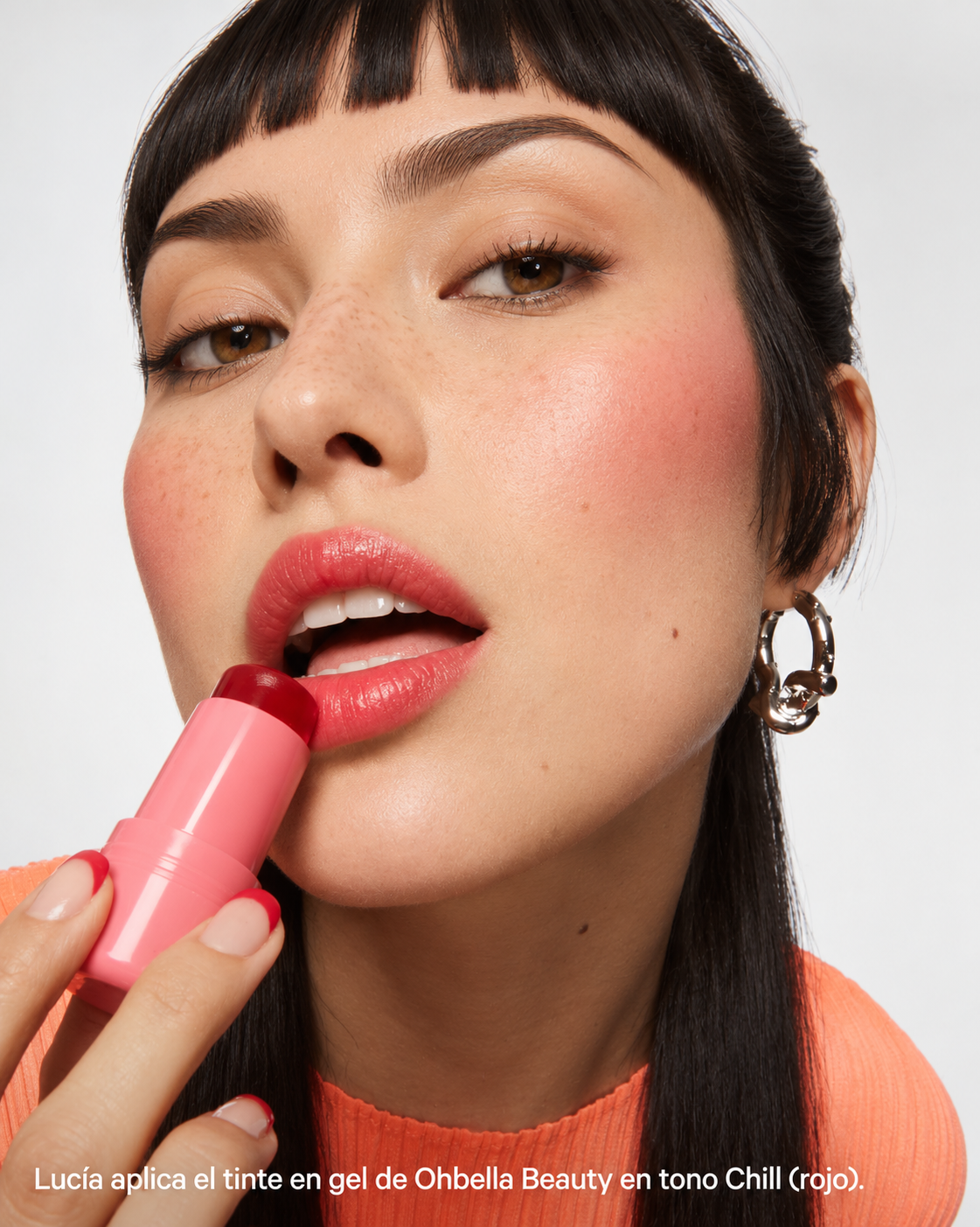 Ohbella Beauty Jelly Tint. Aplicación de Chill rojo en los labios.