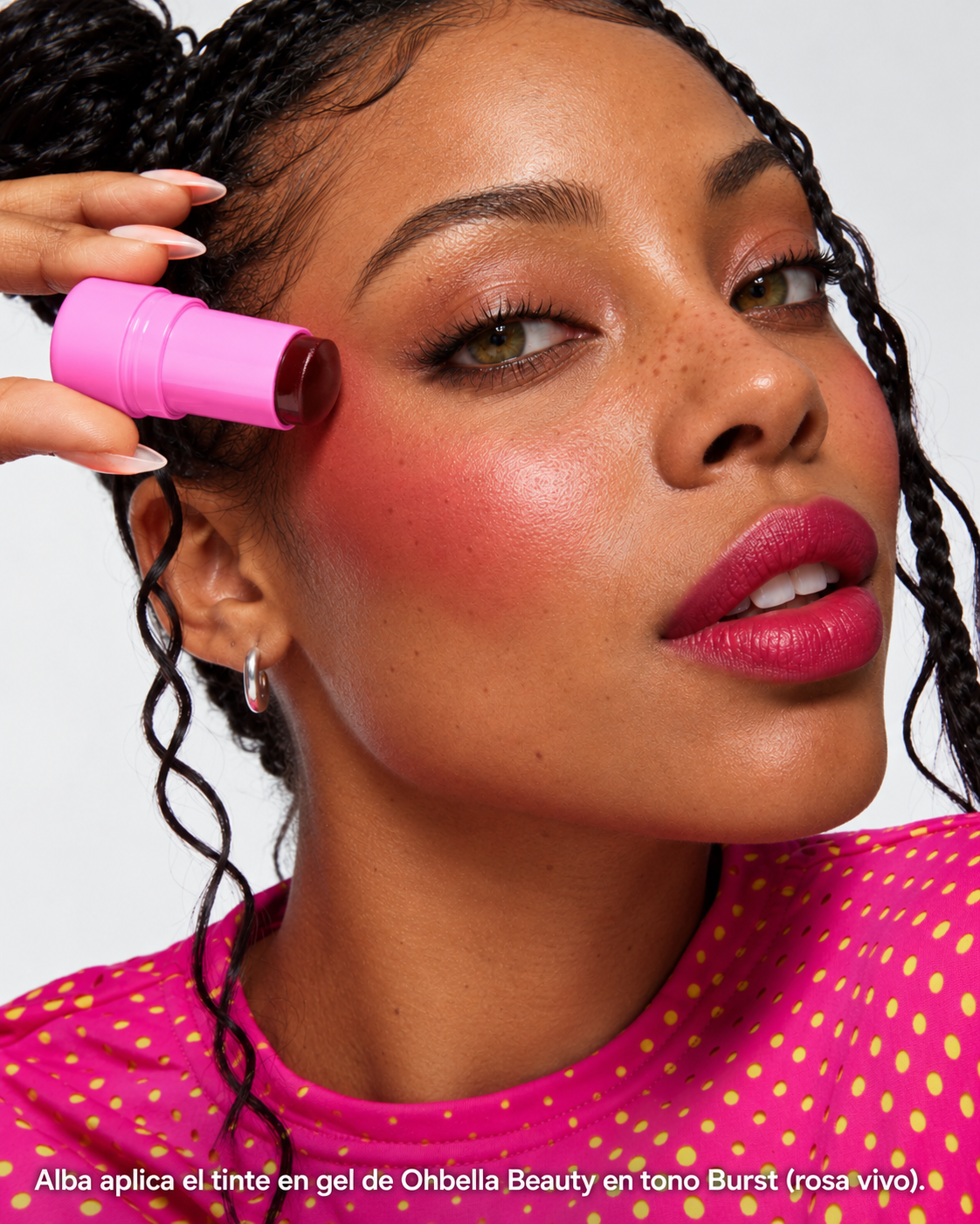Ohbella Beauty Jelly Tint. Aplicación de Burst rosa vivo en las mejillas.
